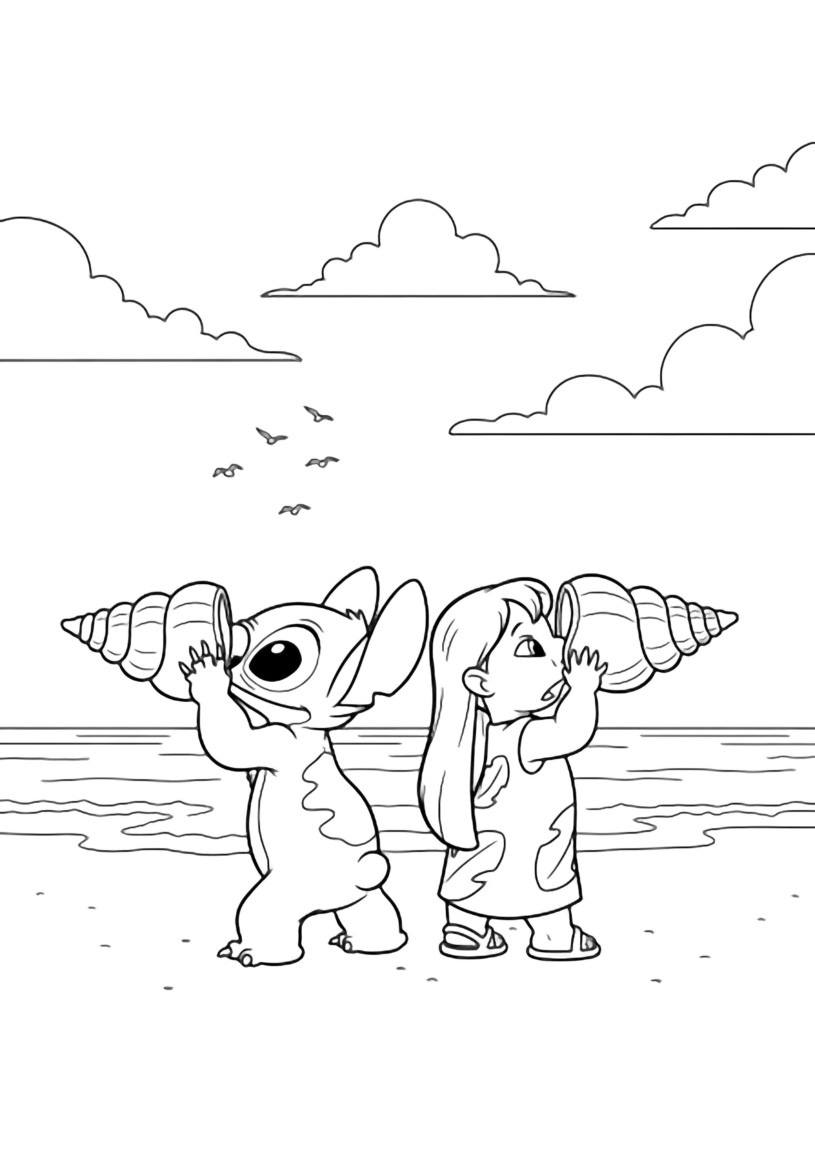 illustratie van Stitch en Lilo die met hun ruggen naar elkaar toe staan op een leeg strand, elk een grote spiraalvormige schelp tegen hun oor houdend; eenvoudige oceaanhorizon, drie kleine vogels, licht golvende wolken, dikke omlijning, alle witte vlakken om in te kleuren, strak zwart kleurplaat