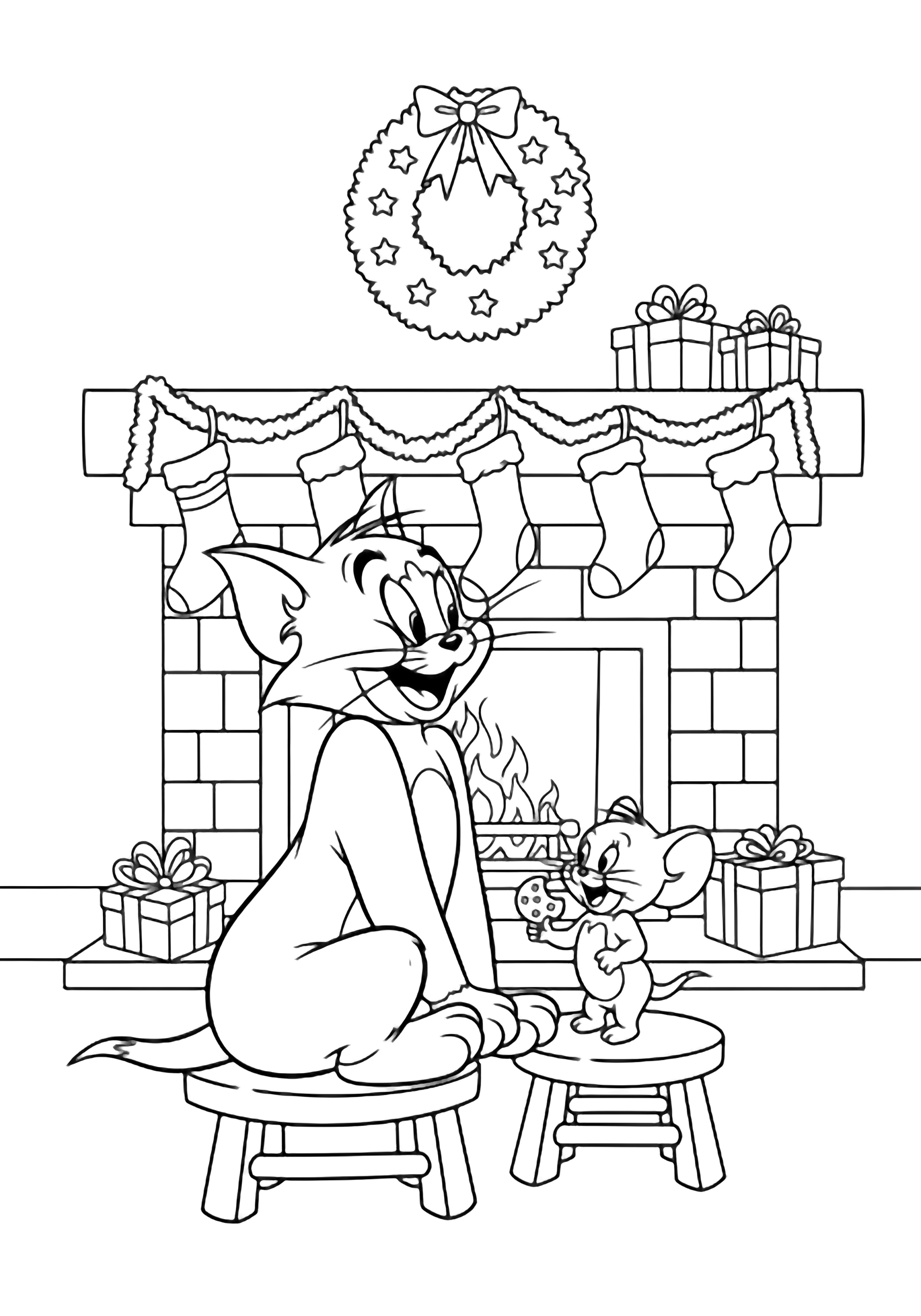 Tom de kat glimlacht naast Jerry met een koekje op een kruk; beiden kijken naar een versierde open haard met kousen, een krans en cadeaus. kleurplaat