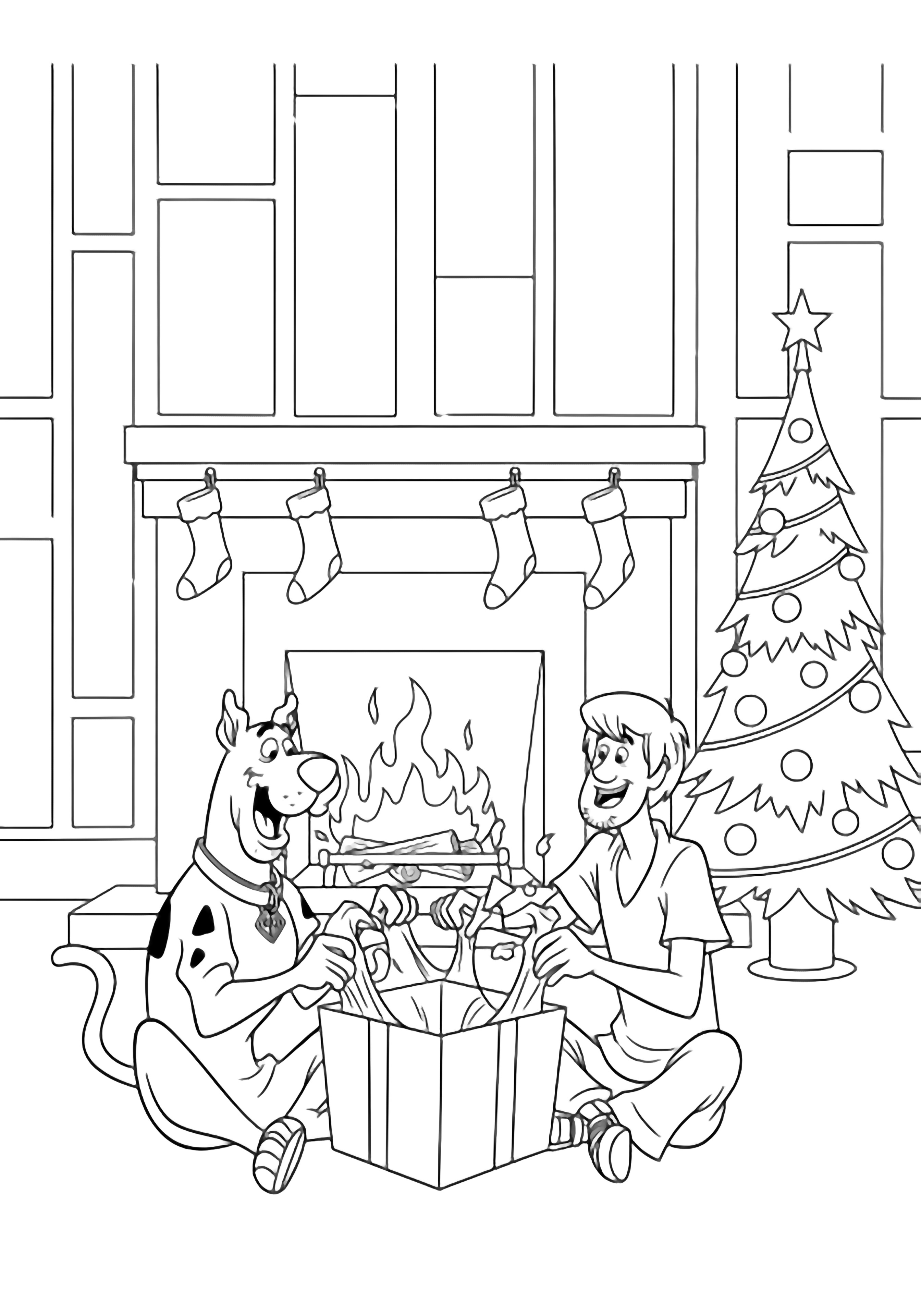 Scooby en Shaggy zitten met gekruiste benen bij een knapperend haardvuur, terwijl ze enthousiast een enorm cadeau uitpakken, met kousen en een kerstboom die de gezellige houten kamer omlijsten. kleurplaat