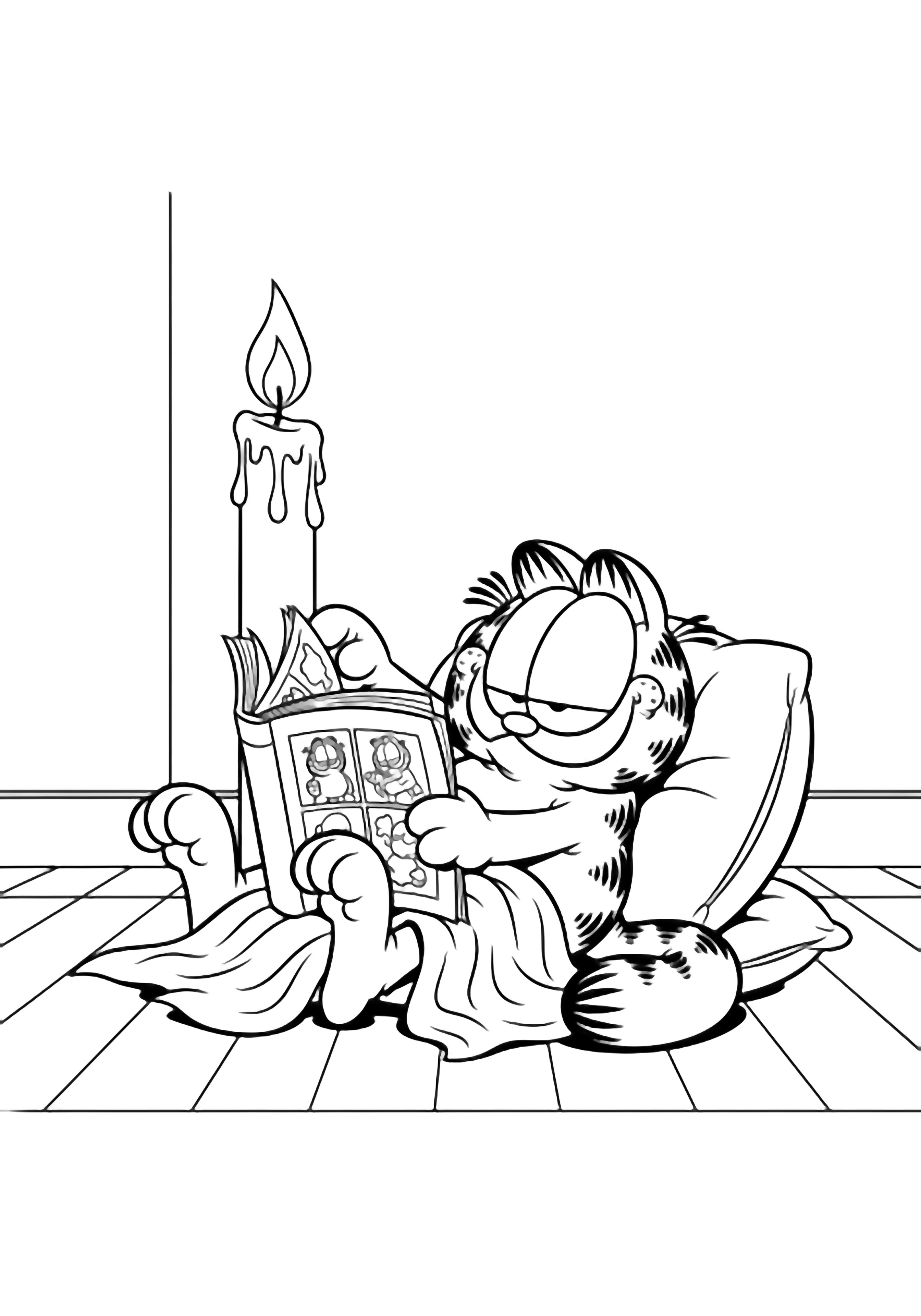 Garfield ligt languit op een kussen, met een poot een stripboek omslaand; een hoge kaars flakkert naast hem terwijl een deken van zijn buik glijdt, lege muur en vloer op de achtergrond. kleurplaat